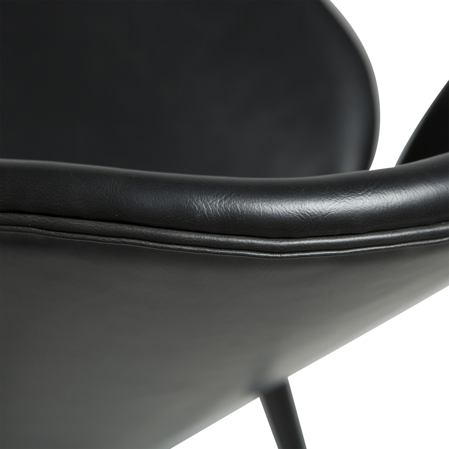 DAN-FORM CLOUD Stol Vintage svart kunstskinn med runde svarte ben