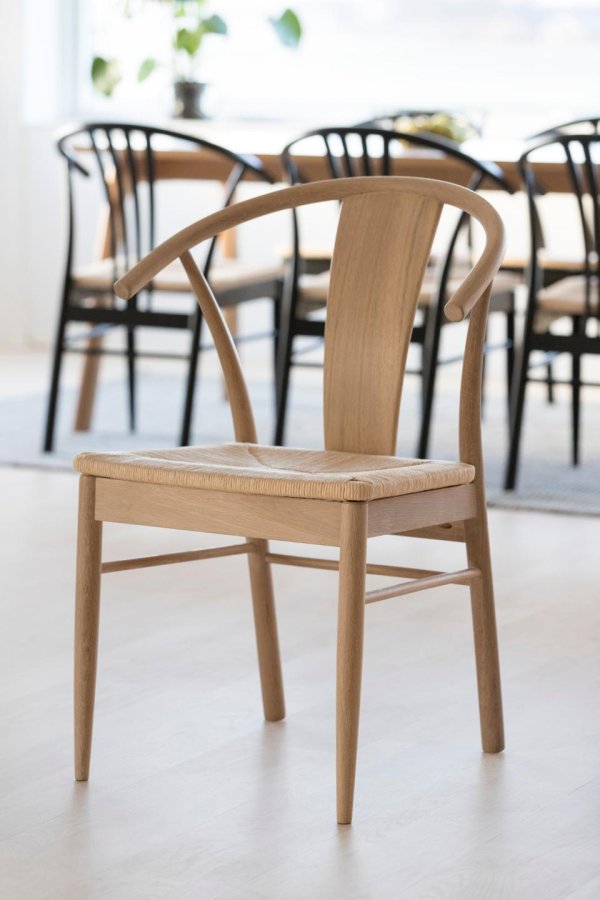 ACT NORDIC Janik matbordsstol, med armstöd - benvitt papper och vitpigmenterad ek