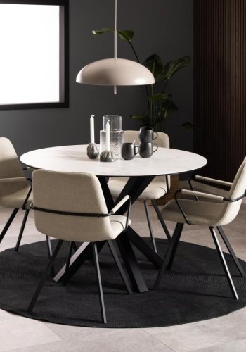 ACT NORDIC Selina Esszimmerstuhl, mit Armlehnen – beiger Stoff und mattschwarzer Stahl