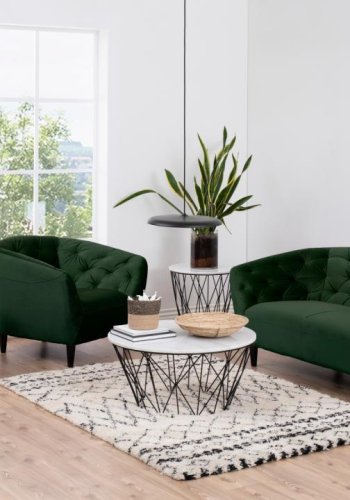 ACT NORDIC Ria Sessel, mit Armlehnen und Nähten – waldgrüner Stoff und schwarzes Gummibaumholz