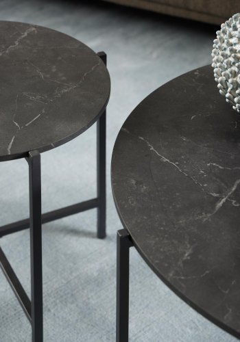 ACT NORDIC Lamoine Couchtisch, rund – schwarzes Izmir-Melamin und schwarzer Stahl (70)