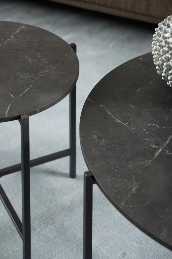 ACT NORDIC Lamoine Couchtisch, rund – schwarzes Izmir-Melamin und schwarzer Stahl (70)