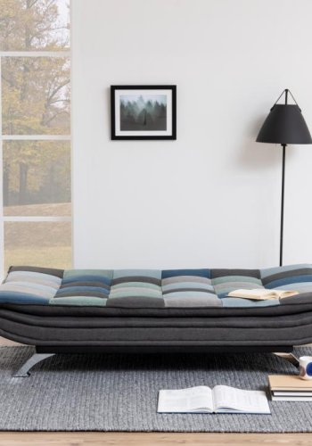 ACT NORDIC Faith Schlafsofa, mit Klick & Klack – mehrfarbiger/grauer Patchworkstoff und Chromstahl (196x98)