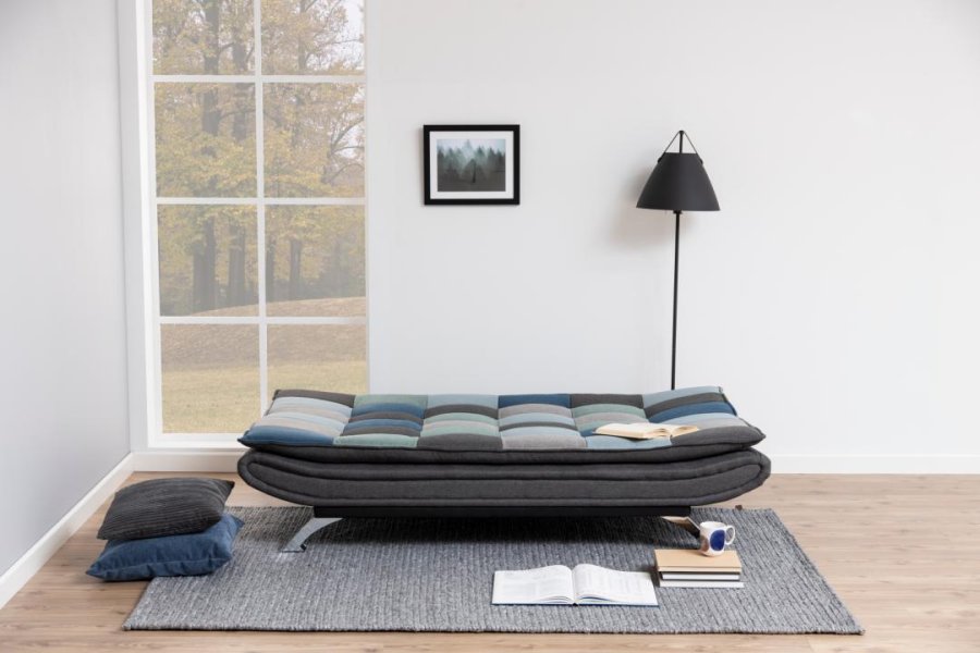 ACT NORDIC Faith Schlafsofa, mit Klick & Klack – mehrfarbiger/grauer Patchworkstoff und Chromstahl (196x98)