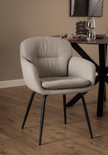 ACT NORDIC Dora Esszimmerstuhl, mit Armlehnen, Nähten und Reißverschluss – beiger Stoff und schwarzer Stahl