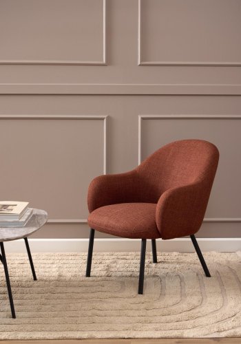 ACT NORDIC Spencer Loungesessel mit Armlehnen – Terrakotta-Stoff und schwarzer Stahl