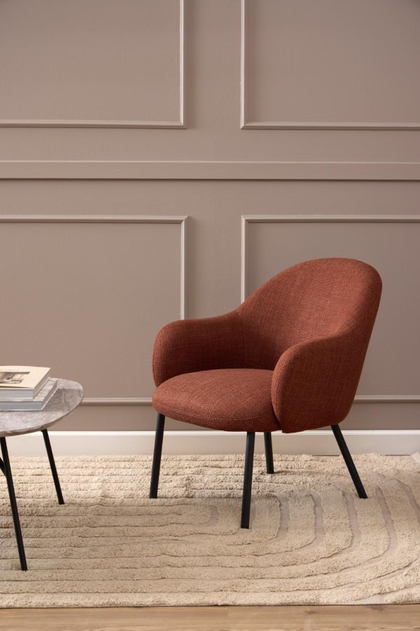 ACT NORDIC Spencer Loungesessel mit Armlehnen – Terrakotta-Stoff und schwarzer Stahl