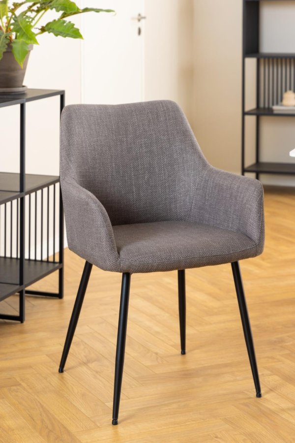 ACT NORDIC Lizzy Esszimmerstuhl, mit Armlehnen und Reißverschluss – hellgraubrauner Stoff und schwarzer Stahl