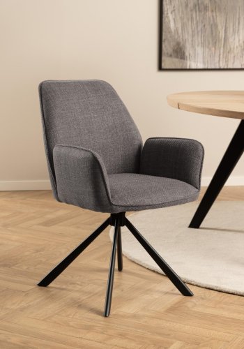 ACT NORDIC Glenda Esszimmerstuhl, mit Armlehnen und Drehfunktion – hellgraubrauner Stoff und schwarzer Stahl