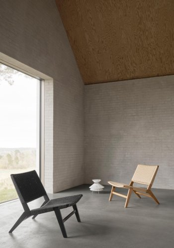 ACT NORDIC Carson lenestol - matt svart papirkurv med vevd mnster og matt svart NC-lakkert eik