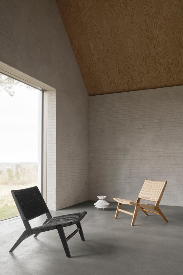 ACT NORDIC Carson lenestol - matt svart papirkurv med vevd mnster og matt svart NC-lakkert eik