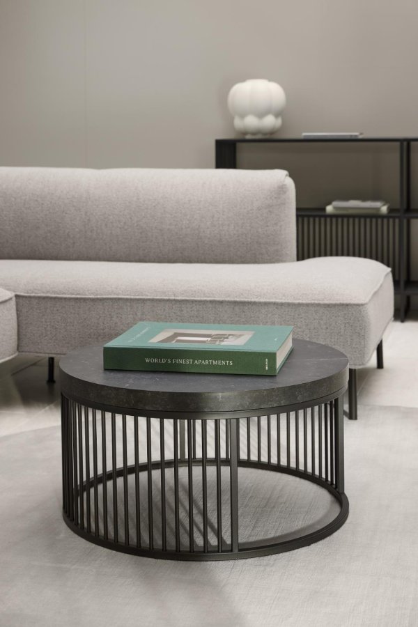 ACT NORDIC Strington Couchtisch, rund – mattschwarzes Izmir-Melamin und schwarzer Stahl (65)