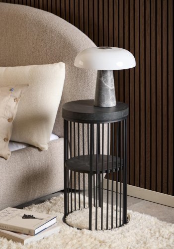 ACT NORDIC Strington nattbord, med 1 hylle, rundt - matt svart Izmir grov melamin og svart stl (35)