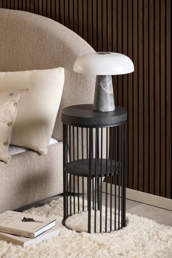 ACT NORDIC Strington nattbord, med 1 hylle, rundt - matt svart Izmir grov melamin og svart stl (35)