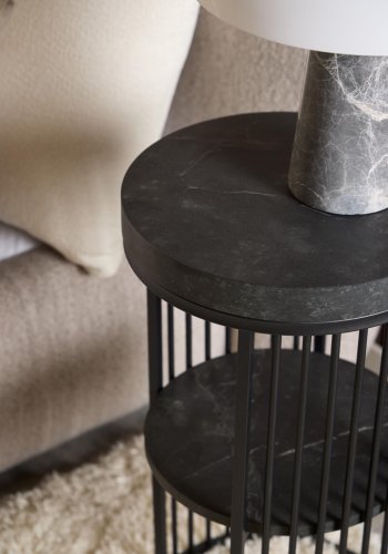 ACT NORDIC Strington nattbord, med 1 hylle, rundt - matt svart Izmir grov melamin og svart stl (35)