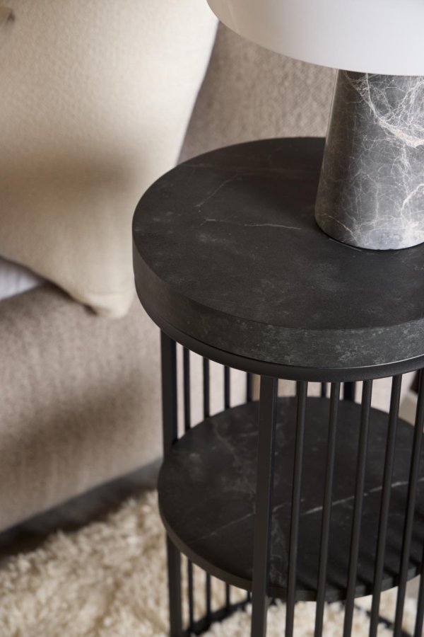 ACT NORDIC Strington nattbord, med 1 hylle, rundt - matt svart Izmir grov melamin og svart stl (35)