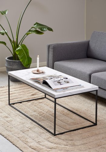 ACT NORDIC Barossa Couchtisch, rechteckig – weißer Carrara-Marmor, raues Melamin und schwarzer Stahl (110 x 55)