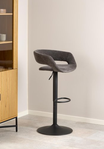 ACT NORDIC Grace Barhocker, mit Rückenlehne, Armlehnen, Fußstütze, Drehfunktion – dunkelgrauer Stoff und schwarzer Stahl