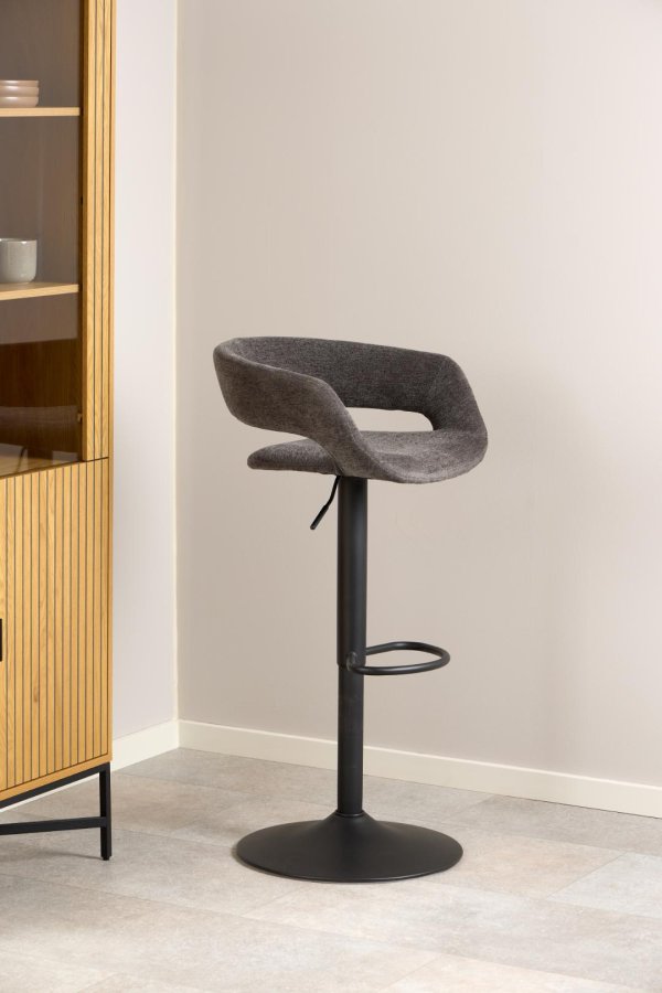 ACT NORDIC Grace Barhocker, mit Rückenlehne, Armlehnen, Fußstütze, Drehfunktion – dunkelgrauer Stoff und schwarzer Stahl