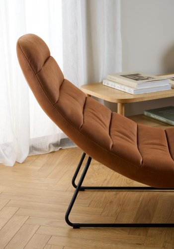 ACT NORDIC Chaplin sjeselong, med horisontale smmer - konjakkblanding i stoff og svart stl (63x156)