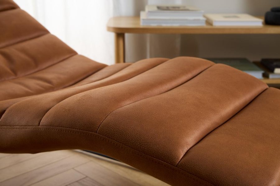 ACT NORDIC Chaplin sjeselong, med horisontale smmer - konjakkblanding i stoff og svart stl (63x156)