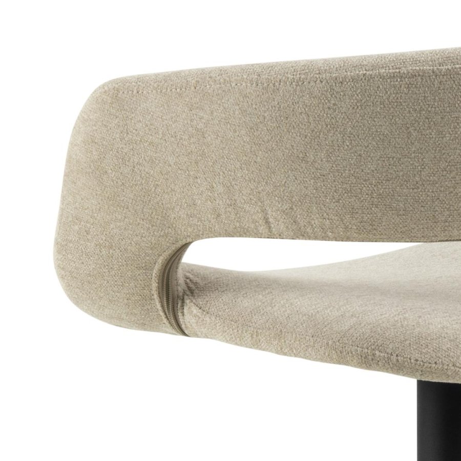 ACT NORDIC Grace Barhocker, mit Rückenlehne, Armlehnen, Fußstütze, Drehfunktion – Sandstoff und schwarzer Stahl