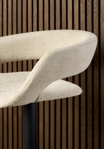 ACT NORDIC Grace Barhocker, mit Rückenlehne, Armlehnen, Fußstütze, Drehfunktion – Sandstoff und schwarzer Stahl