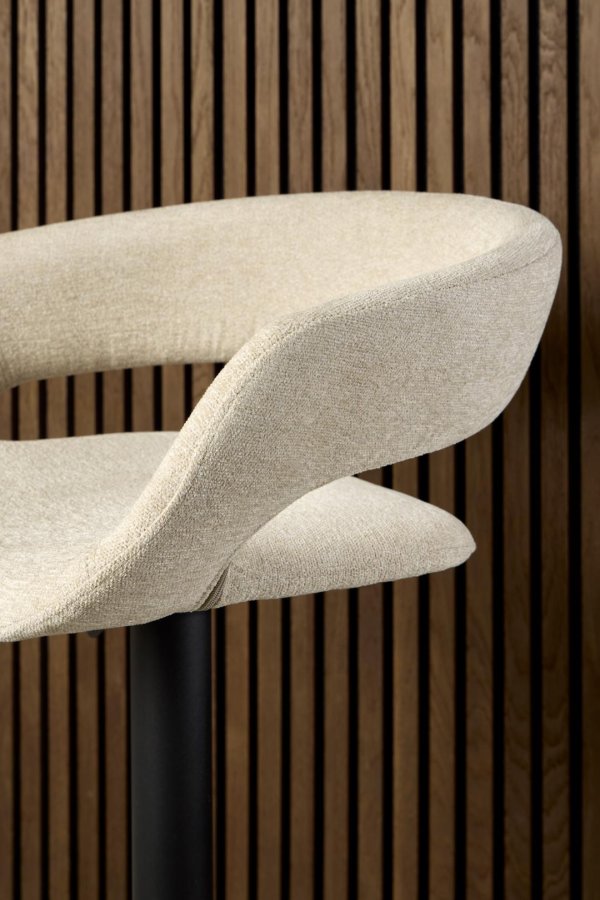 ACT NORDIC Grace Barhocker, mit Rückenlehne, Armlehnen, Fußstütze, Drehfunktion – Sandstoff und schwarzer Stahl