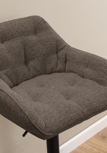 ACT NORDIC Brooke Barhocker, mit Rückenlehne, Armlehnen, Fußstütze, Drehfunktion – taupefarbener Stoff und schwarzer Stahl