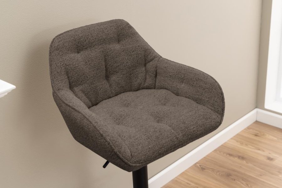 ACT NORDIC Brooke Barhocker, mit Rückenlehne, Armlehnen, Fußstütze, Drehfunktion – taupefarbener Stoff und schwarzer Stahl