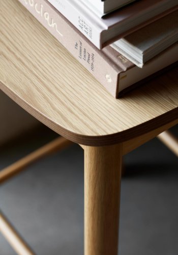 ACT NORDIC Barlow barstol, u. rygln, m. fodsttte - eg acryl lak egefiner og eg acryl lak gummitr