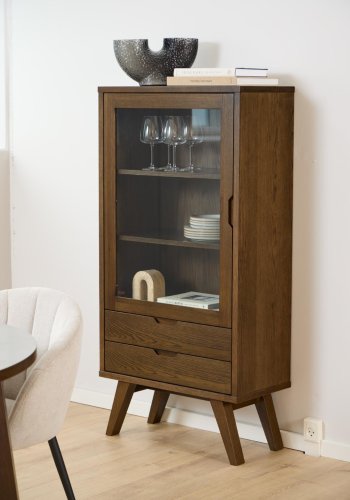 ACT NORDIC A-Line vitrineskab, m. 1 glaslge, 2 hylder og 2 skuffer - rgfarvet egefiner