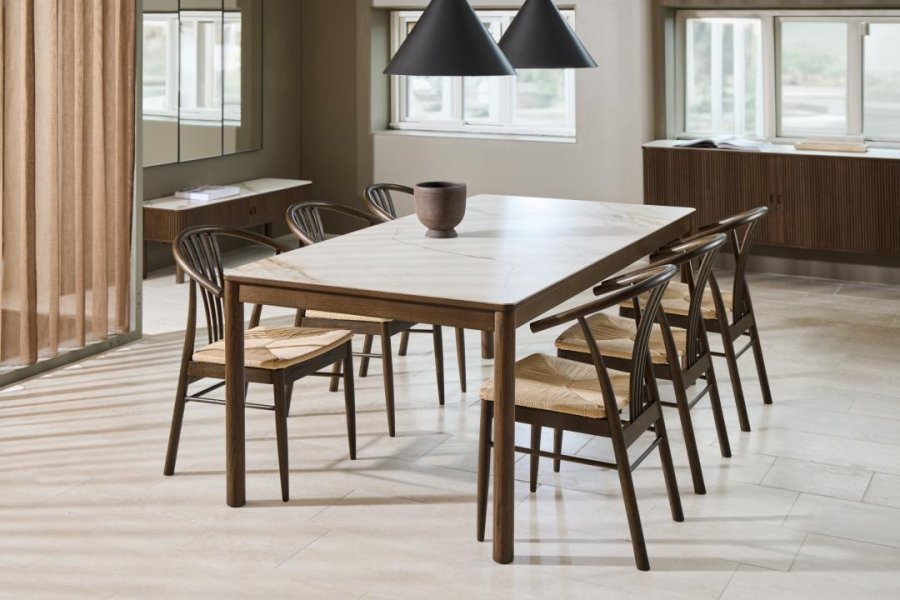 ACT NORDIC I_York Esszimmerstuhl, mit Armlehnen – weißes Papierseil und matte rauchfarbene Eiche