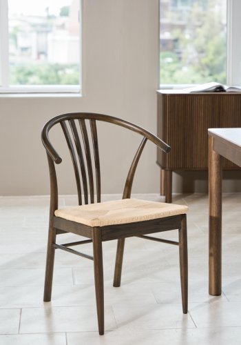 ACT NORDIC I_York Esszimmerstuhl, mit Armlehnen – weißes Papierseil und matte rauchfarbene Eiche