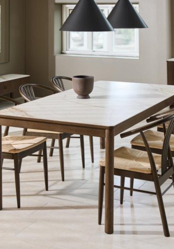 ACT NORDIC I_York Esszimmerstuhl, mit Armlehnen – weißes Papierseil und matte rauchfarbene Eiche