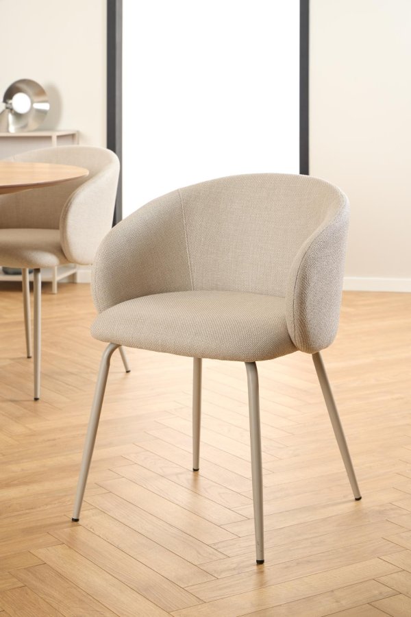ACT NORDIC Eleanor Esszimmerstuhl, mit Armlehnen – beiger Stoff und grauer Stahl