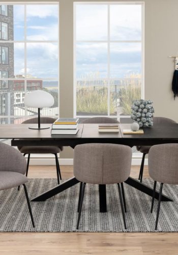 ACT NORDIC Eleanor Esszimmerstuhl, mit Armlehnen – hellgraubrauner Stoff und schwarzer Stahl