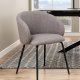 ACT NORDIC Eleanor Esszimmerstuhl, mit Armlehnen – hellgraubrauner Stoff und schwarzer Stahl