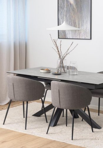 ACT NORDIC Eleanor Esszimmerstuhl, mit Armlehnen – hellgraubrauner Stoff und schwarzer Stahl