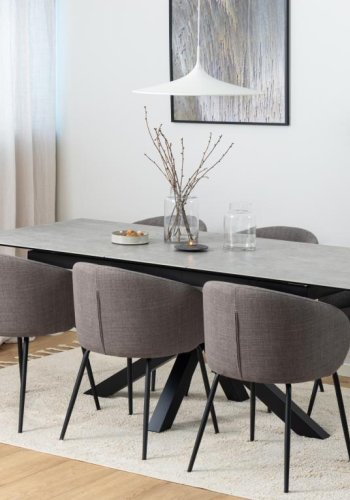 ACT NORDIC Eleanor Esszimmerstuhl, mit Armlehnen – hellgraubrauner Stoff und schwarzer Stahl