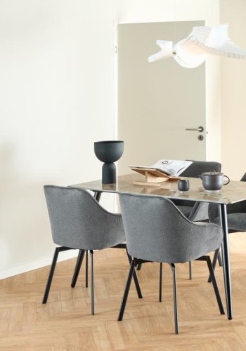 ACT NORDIC Clara spisestuestol, med armlener og retursving - antrasittgrtt stoff og svart stl