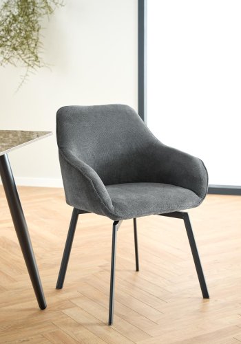 ACT NORDIC Clara spisestuestol, med armlener og retursving - antrasittgrtt stoff og svart stl