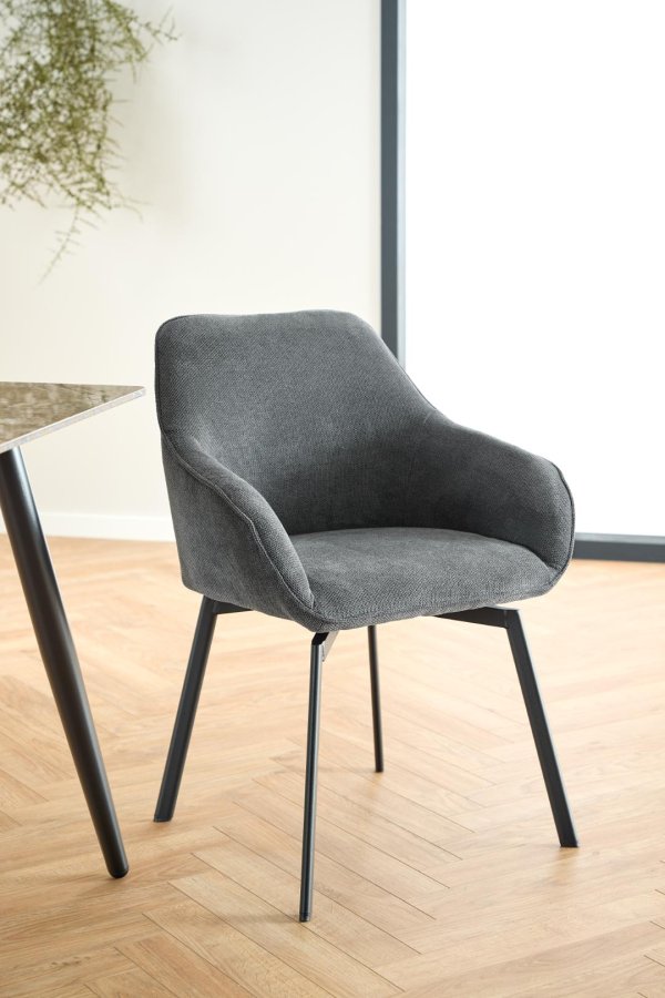 ACT NORDIC Clara spisestuestol, med armlener og retursving - antrasittgrtt stoff og svart stl