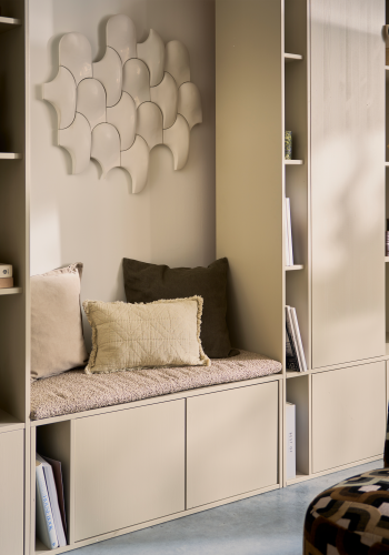 WOOOD Settle Down TV-bord/b�nk, m. s�dehynde, 2 l�ger og 1 hylde - st�vgr� fyrretr� (108x44)