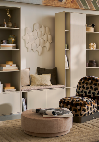 WOOOD Settle Down TV-bord/b�nk, m. s�dehynde, 2 l�ger og 1 hylde - st�vgr� fyrretr� (108x44)