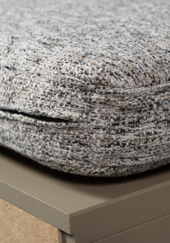 WOOOD TURNER FÖRVARINGSBÄNK I FURU MED SITTDYNA I KHAKI [fsc]