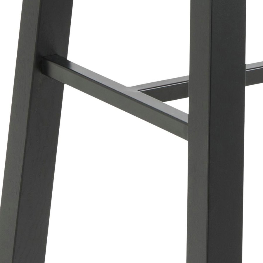 ACT NORDIC Chara rektangulrt barbord, Plate i vill eik oljet eikefiner, Stativ i matt svart NC lakk eikefiner med fotsttte og planker, 117x58x105 cm