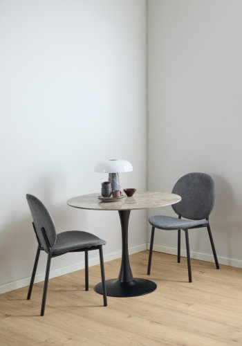 ACT NORDIC Cliff spisestol, Caso stoff antrasitt 17, Stativ matt svart grovt pulverlakkert stl med glidels, eske 2 stk.