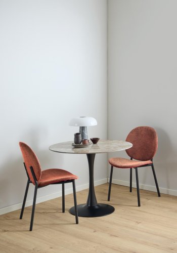 ACT NORDIC Cliff spisestuestol, Caso stoff terrakotta 18, Ramme matt svart grov pulverlakkert stl med glidels, eske 2 stk.