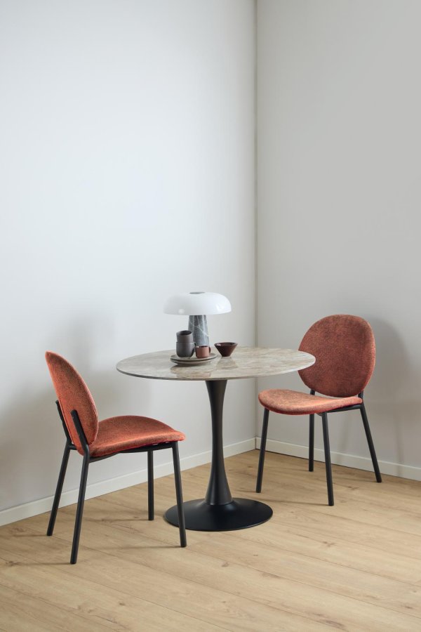 ACT NORDIC Cliff spisestuestol, Caso stoff terrakotta 18, Ramme matt svart grov pulverlakkert stl med glidels, eske 2 stk.